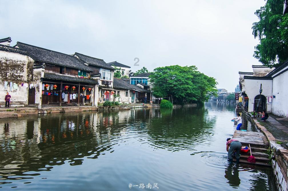 小区水管破裂,热心居民迅速上报,社区及时协调抢修